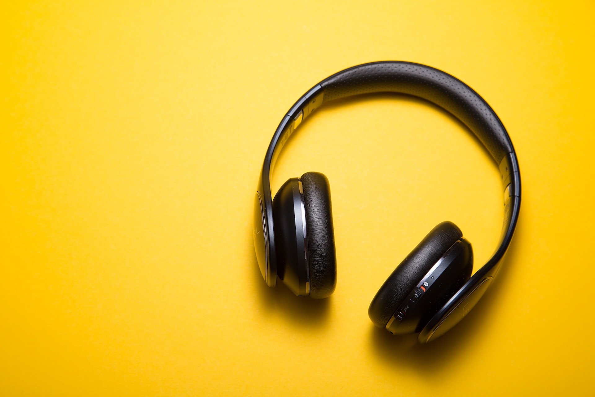 The Benefits of Classroom Headphones: Why They Are an Ideal Learning Tool